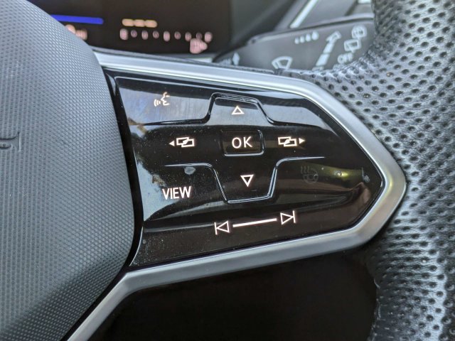 Used 2024 Volkswagen Tiguan SE R-Line FWD image 27