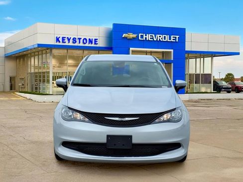 Used 2023 Chrysler Voyager LX FWD image 2