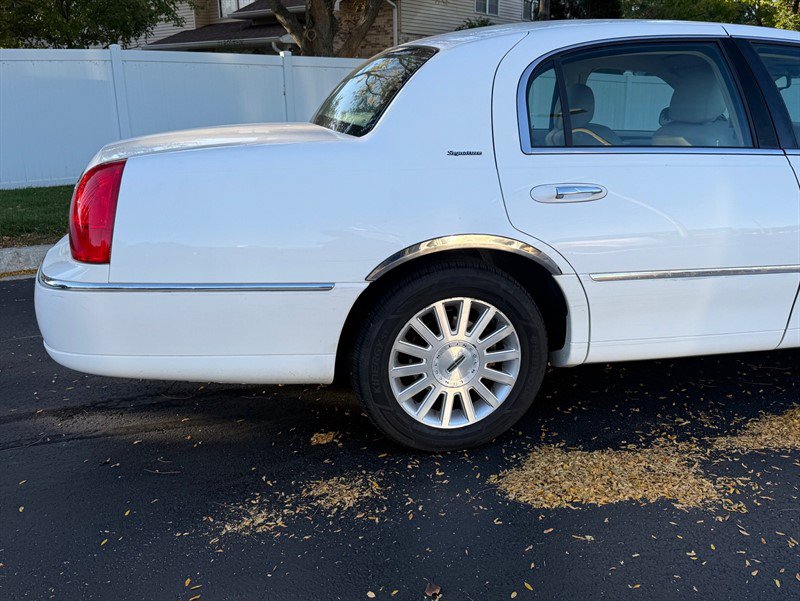 Used 2004 Lincoln Town Car Signature RWD image 31