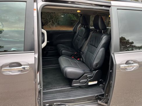 Used 2017 Toyota Sienna SE image 16