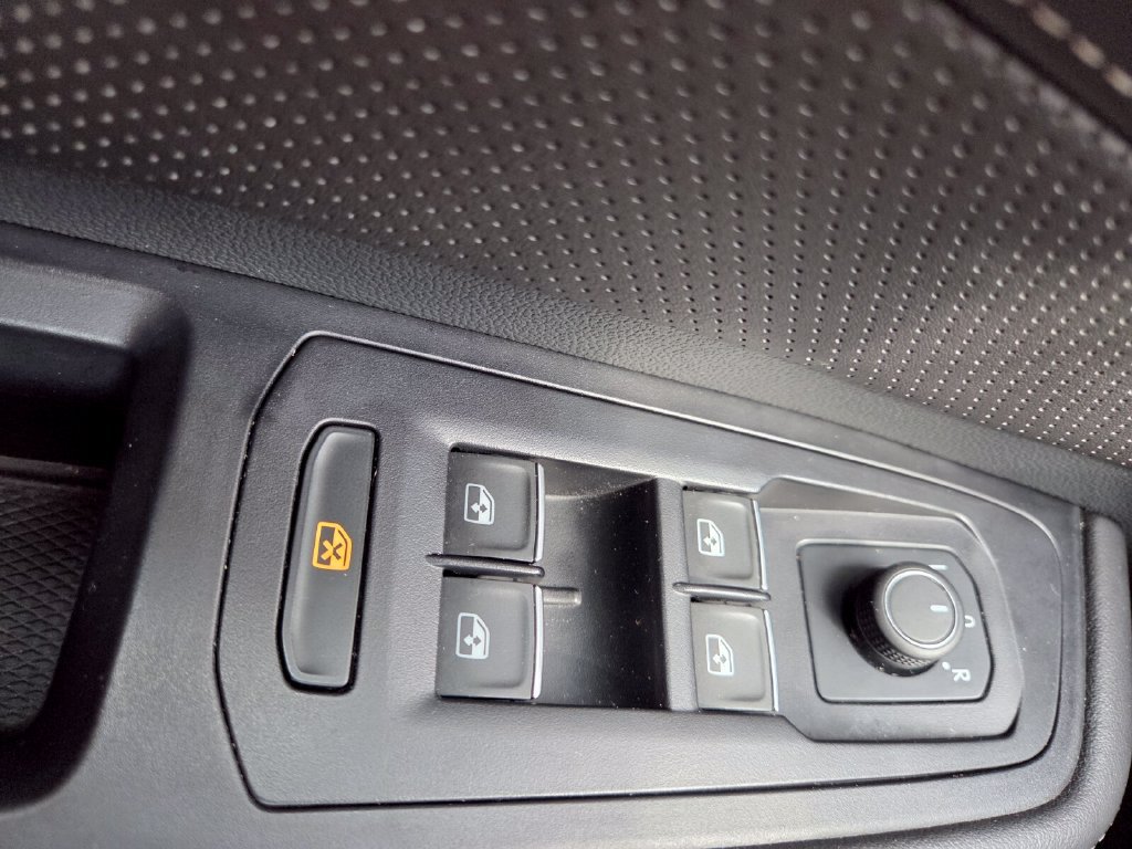 Used 2025 Volkswagen Atlas SE AWD/4WD image 19