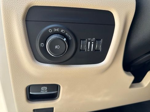 Used 2022 Jeep Grand Cherokee Limited AWD/4WD image 21