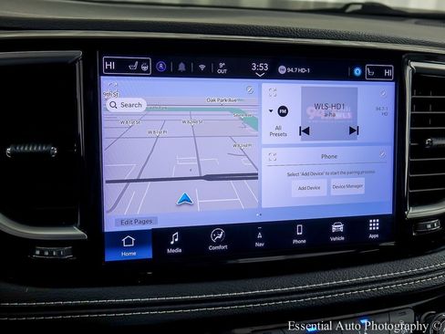 Used 2025 Chrysler Pacifica Limited image 16