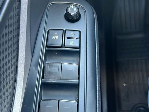 Used 2021 Toyota C-HR LE FWD image 18