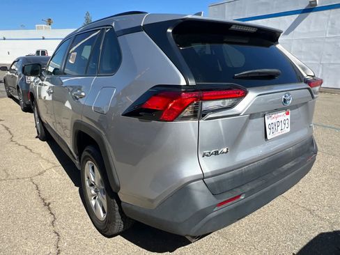 Used 2021 Toyota RAV4 LE AWD/4WD image 6