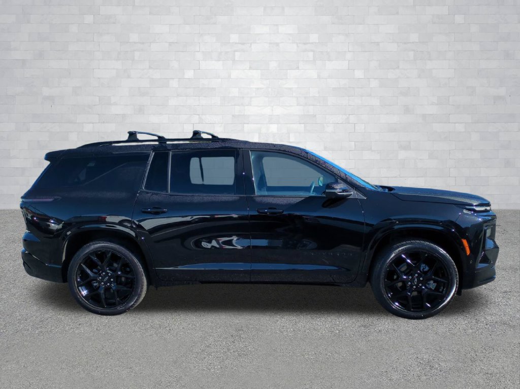Used 2025 Chevrolet Traverse RS FWD image 3