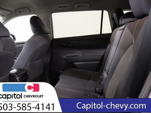 Used 2022 Toyota Highlander LE AWD/4WD image 29