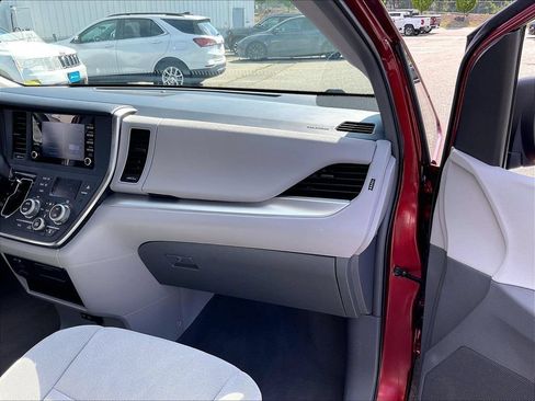 Used 2019 Toyota Sienna L w/ Carpet Mat Package FWD image 10