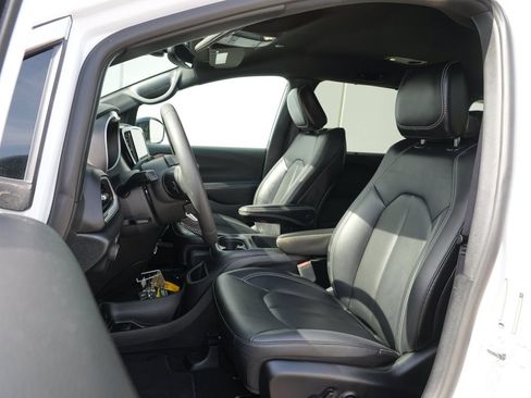 Used 2025 Chrysler Pacifica Select FWD image 11