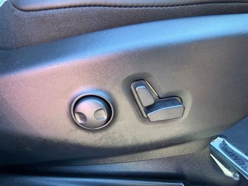 Used 2025 Chrysler Pacifica Limited w/ Trailer Tow Group FWD image 24