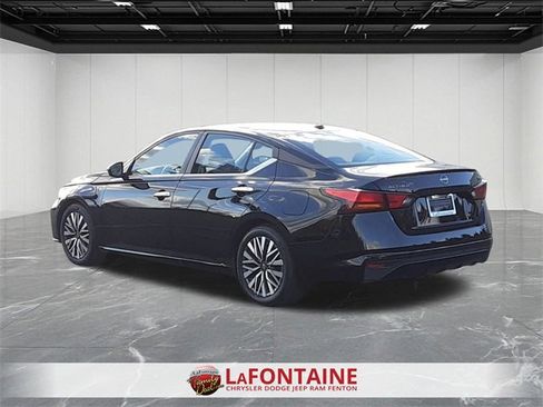 Used 2024 Nissan Altima 2.5 SV image 3