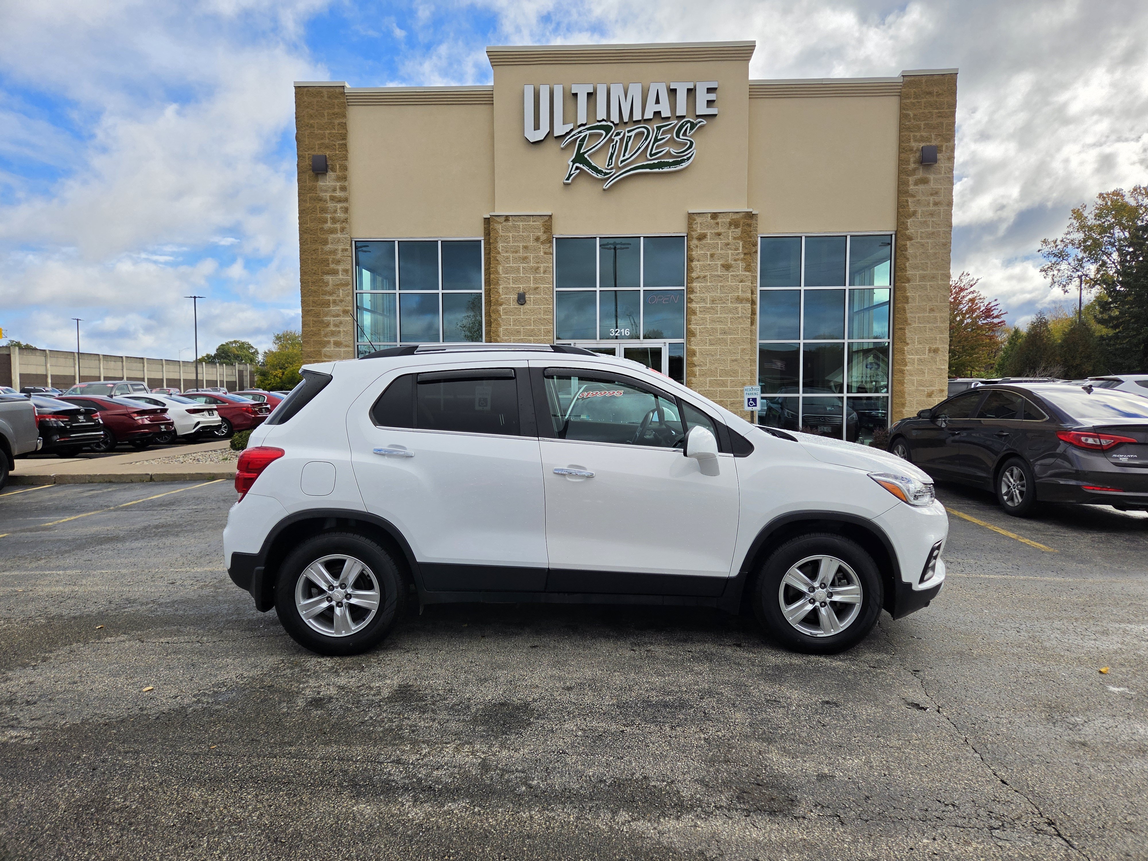 Used 2017 Chevrolet Trax LT w/ LT Convenience Package FWD image 1