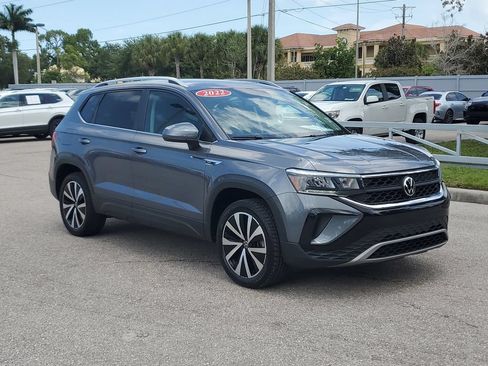 Certified 2022 Volkswagen Taos SE FWD image 2
