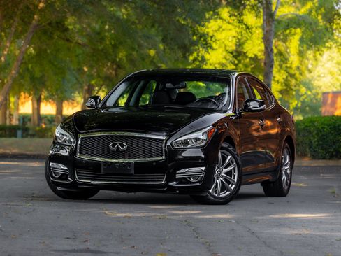 Used 2019 INFINITI Q70 Luxe RWD image 2