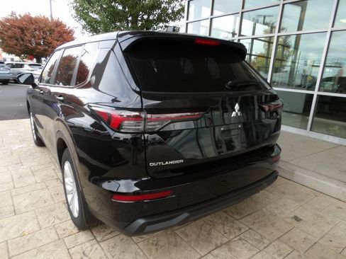 New 2025 Mitsubishi Outlander ES image 5
