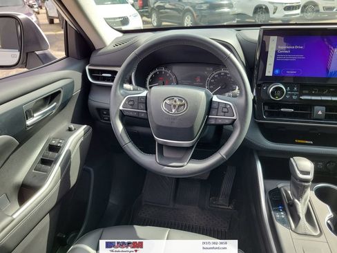 Used 2023 Toyota Highlander XLE FWD image 12