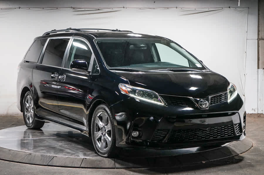 Used 2018 Toyota Sienna SE w/ Carpet Mat Package FWD image 5