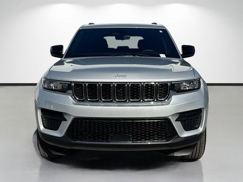 Used 2025 Jeep Grand Cherokee Laredo X RWD image 8