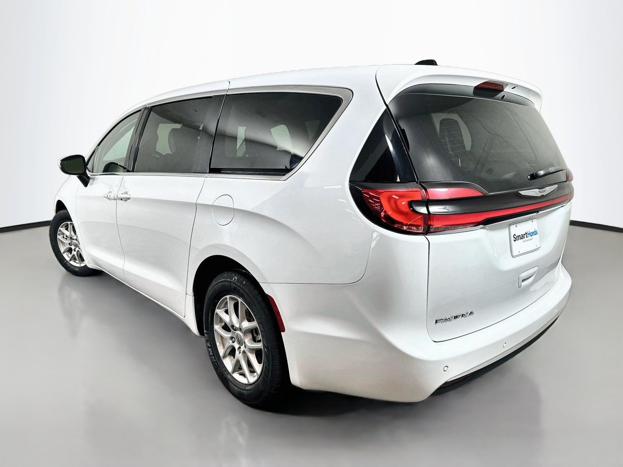 Used 2023 Chrysler Pacifica Touring-L FWD image 5
