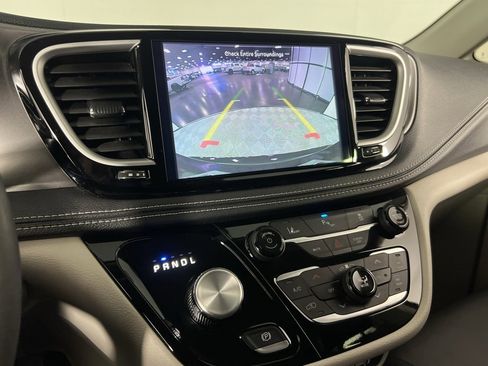 Certified 2024 Chrysler Pacifica Select image 18