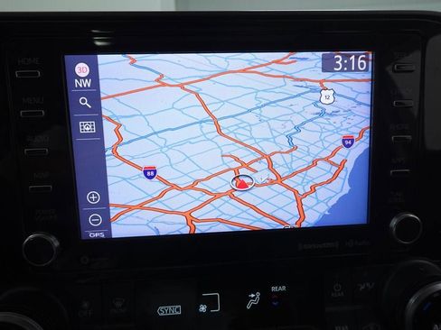 Used 2020 Toyota Highlander XLE AWD/4WD image 19