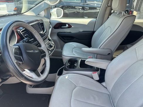 Used 2018 Chrysler Pacifica Limited FWD image 11