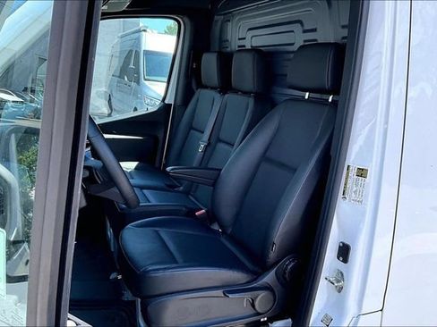 Used 2025 Mercedes-Benz Sprinter 2500 image 5