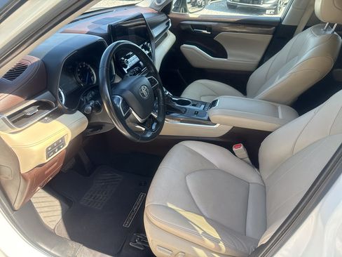 Used 2022 Toyota Highlander Limited FWD image 16