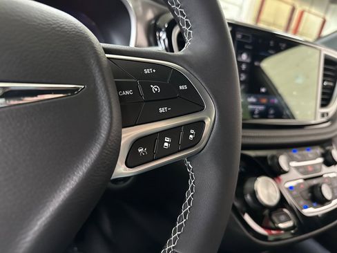 New 2026 Chrysler Pacifica Select image 18