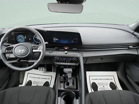 Certified 2025 Hyundai Elantra SEL FWD image 17