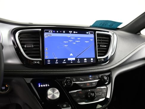 Used 2025 Chrysler Pacifica Limited image 26