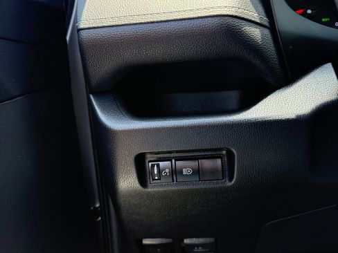 Used 2020 Toyota RAV4 LE FWD image 25
