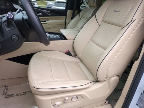 Used 2023 Cadillac Escalade Premium Luxury AWD/4WD image 16