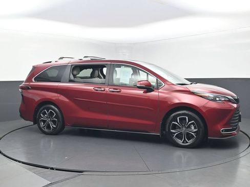 Used 2025 Toyota Sienna Platinum AWD/4WD image 37