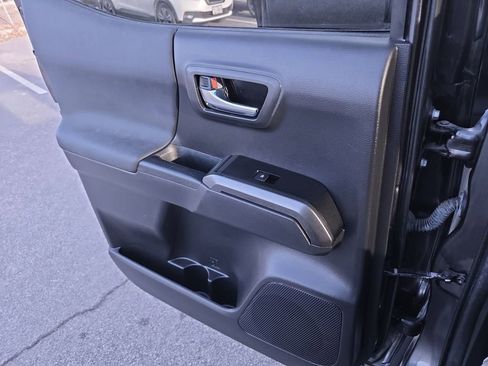 Used 2022 Toyota Tacoma TRD Off-Road image 17