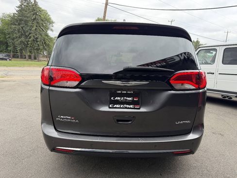 Used 2017 Chrysler Pacifica Limited FWD image 5