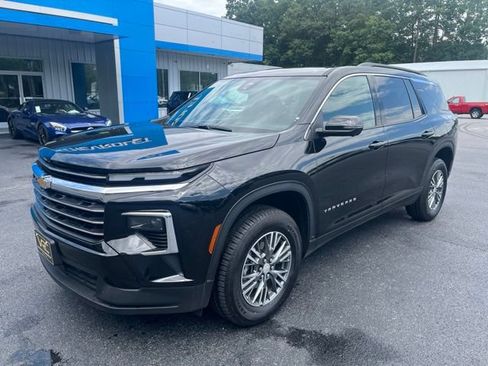 Used 2024 Chevrolet Traverse LT AWD/4WD image 2