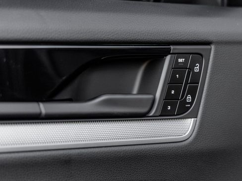 Certified 2025 Porsche Cayenne E-Hybrid AWD/4WD image 19