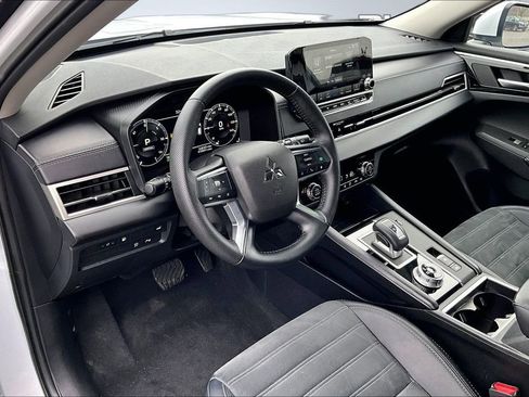 Used 2025 Mitsubishi Outlander LE image 14