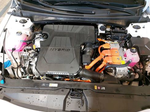 Used 2025 Hyundai Elantra Hybrid FWD image 32