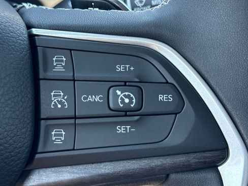 Used 2023 Jeep Grand Cherokee L Limited AWD/4WD image 26