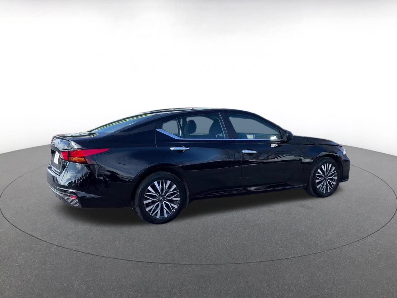 Used 2025 Nissan Altima 2.5 SV FWD image 14
