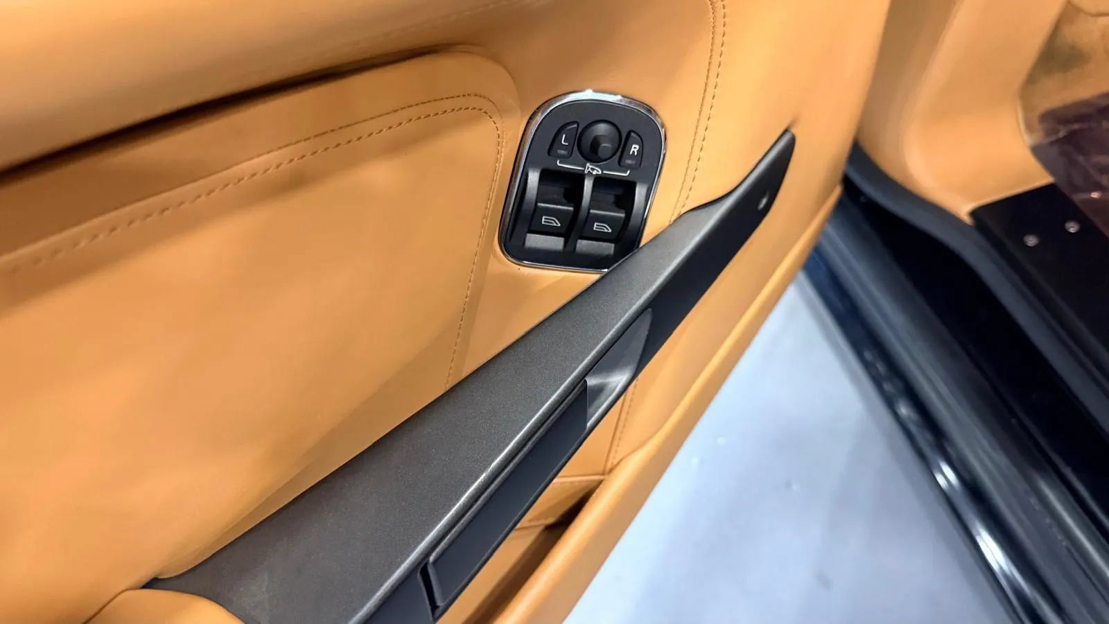Used 2012 Aston Martin V8 Vantage Coupe RWD image 28