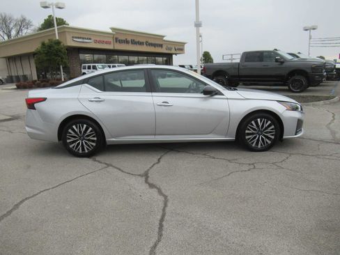Used 2024 Nissan Altima 2.5 SV image 7