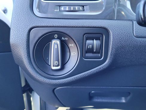 Used 2018 Volkswagen e-Golf SE image 29