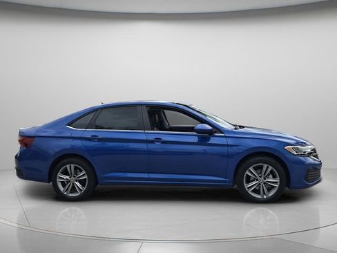 Used 2024 Volkswagen Jetta SE w/ Panoramic Sunroof Package FWD image 4