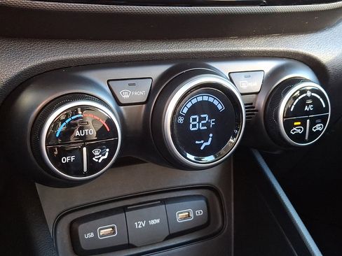 Used 2022 Hyundai Venue SEL image 16