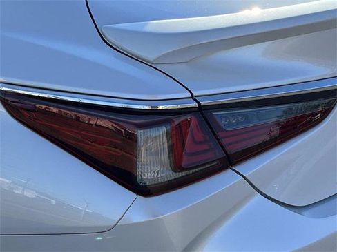 Certified 2025 Lexus ES 300h 300h image 10