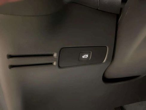 Used 2025 Volvo XC40 B5 Plus image 27