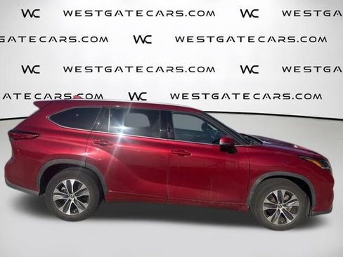 Used 2021 Toyota Highlander XLE FWD image 32